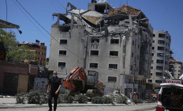 Los ataques israelíes matan a 6 personas en Gaza; cohetes disparados desde el Líbano