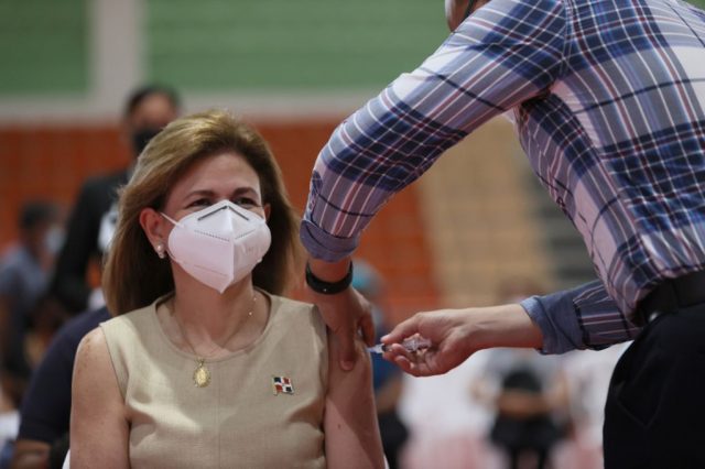Vicepresidenta Raquel Peña recibe primera dosis de vacuna contra COVID-19