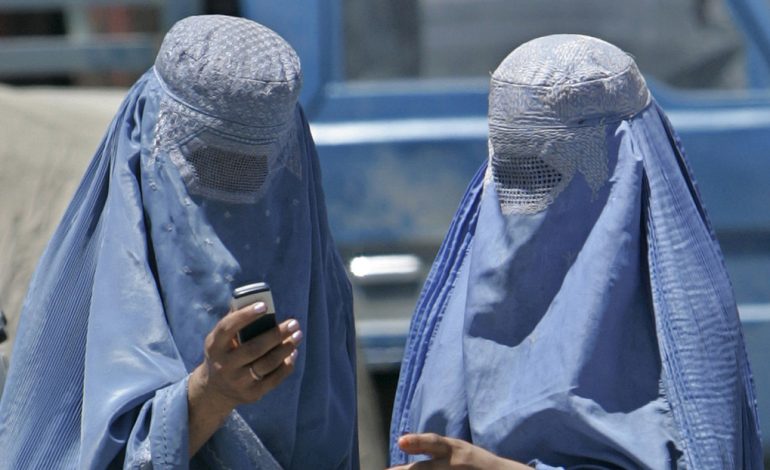 Castigan con 40 latigazos a una mujer afgana por hablar con un hombre por teléfono