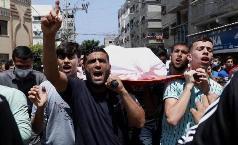 Los cohetes matan a 2 israelíes; 26 mueren en Gaza cuando Israel golpea a Hamas