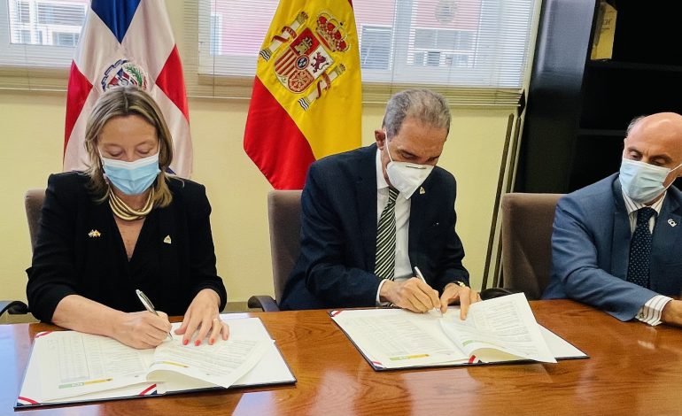  MESCYT y Escuela de Organización Industrial de España firman acuerdo que dará oportunidad a cientos de becarios para estudios online