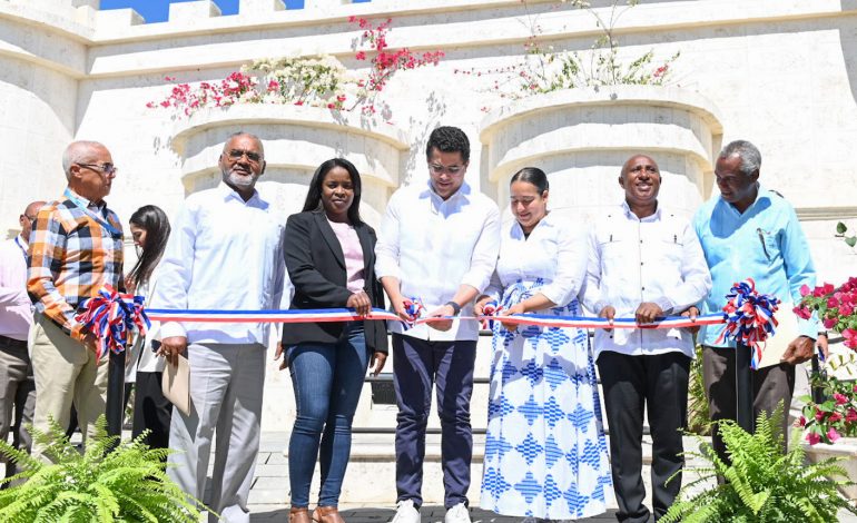 Ministro de Turismo inaugura parque en Bánica y da el primer picazo para reconstrucción de aceras y contenes del entorno