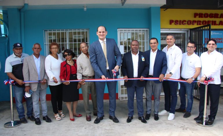  PROMESE/CAL reabre Farmacia del Pueblo en Maternidad San Lorenzo de Los  Mina