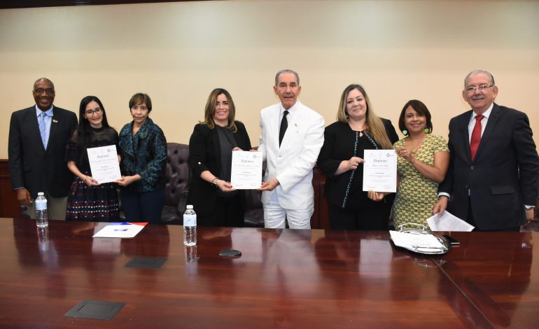 García Fermín encabeza entrega certificados a 36 estudiantes sobre Diplomado de Gerencia Organizacional