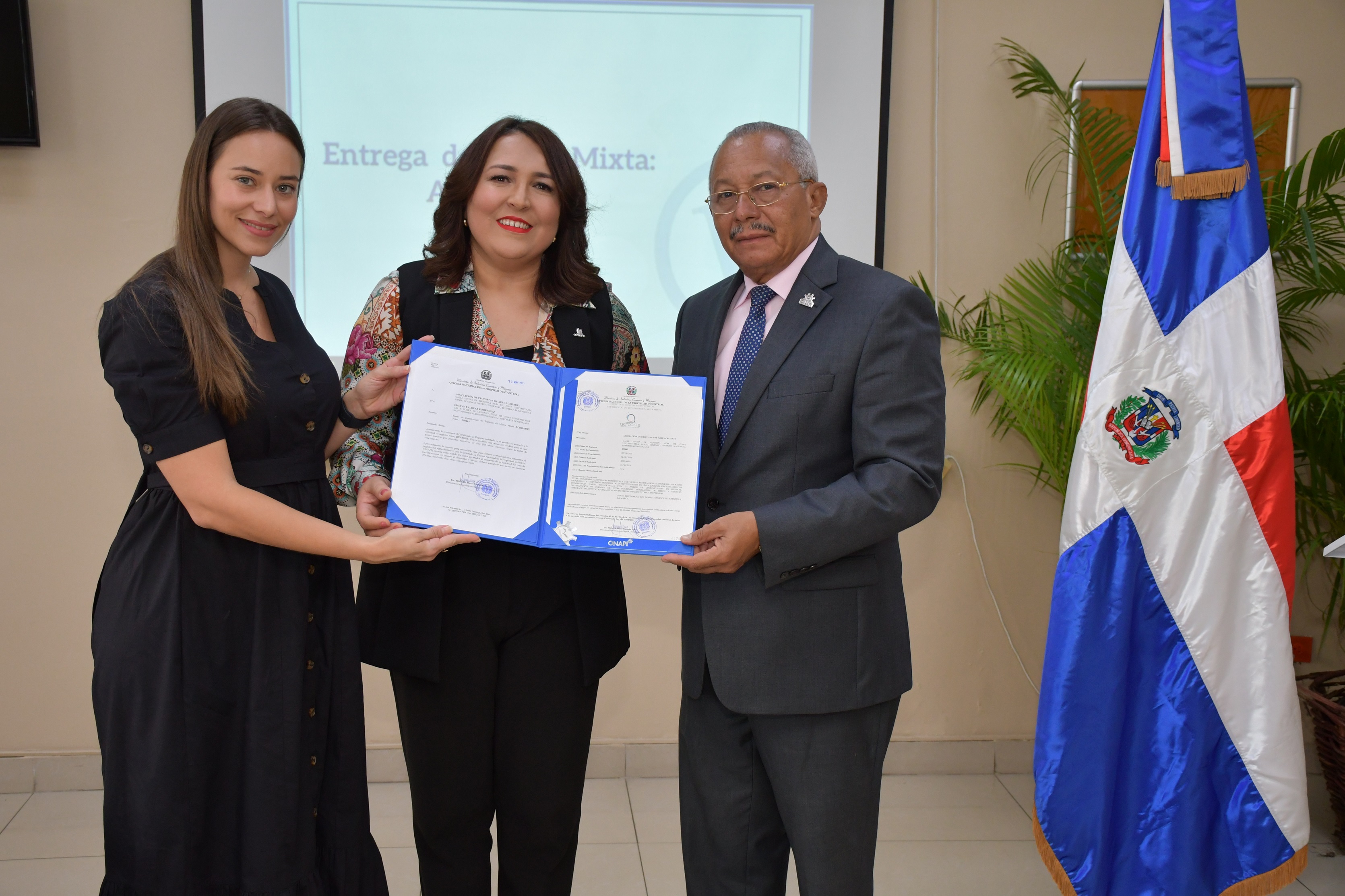  Acroarte recibe certificado de Marca Mixta de ONAPI