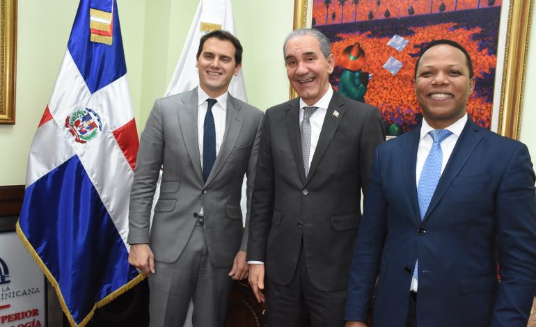 Ministro García Fermín y catedrático y excandidato presidencial de España, Albert Rivera, resaltan intercambio de becas internacionales que implementa la República Dominicana
