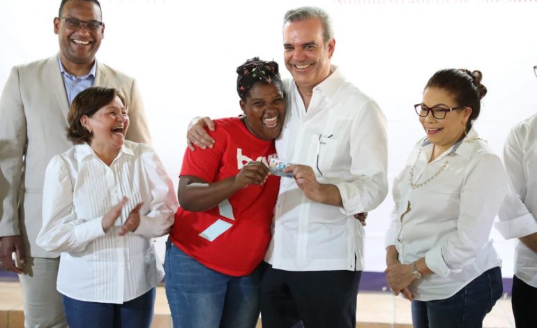  Abinader encabeza  inclusión de beneficiarios Supérate en Baní