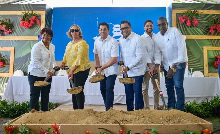Turismo inicia mejoramiento de las infraestructuras en Playa Palenque, San Cristóbal