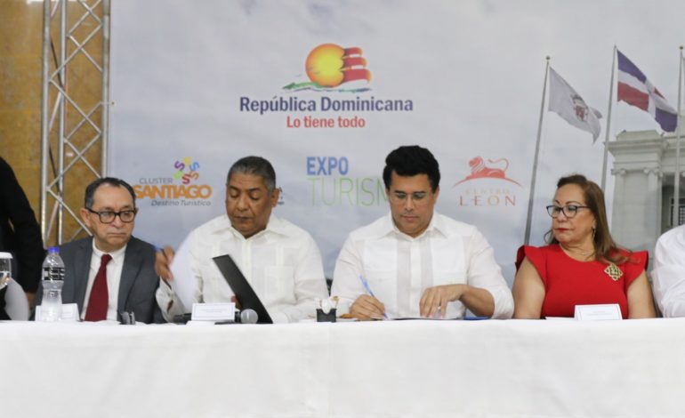 Ministro de Turismo firma acuerdo con Clúster Santiago Destino Turístico