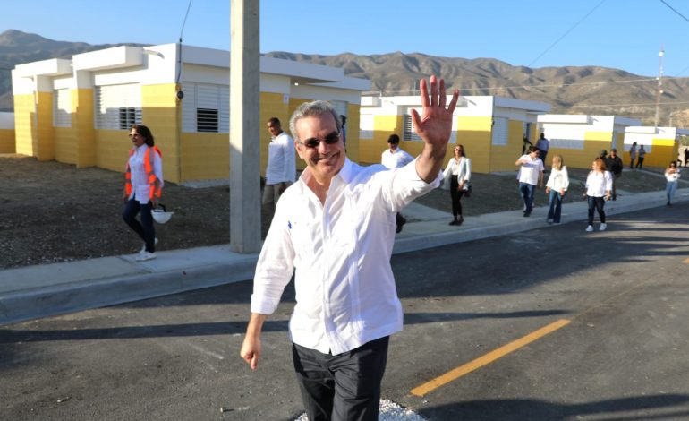 Presidente Abinader entrega 390 viviendas completamente amuebladas a familias desplazadas en Monte Grande