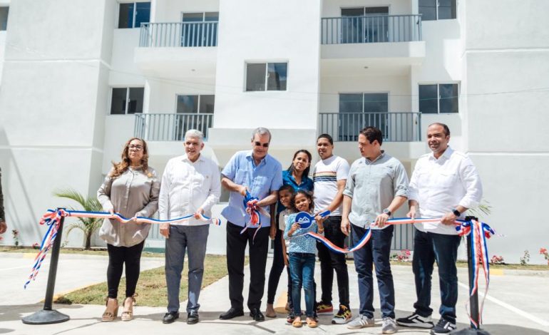  Presidente Abinader y Ministro Bonilla entregan 110 nuevos apartamentos en “Mi Vivienda Los Salados”