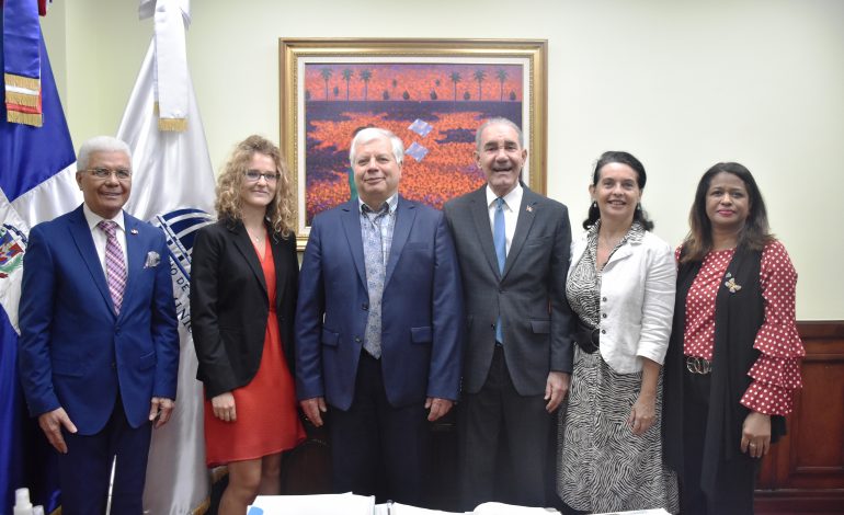  Embajada de Francia valora rendimiento académico de estudiantes dominicanos que cursarán carrera en la nación europea