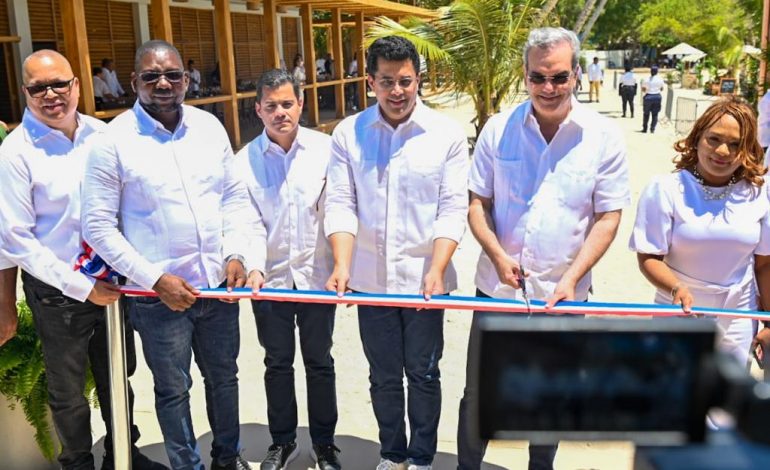  Presidente y ministro de Turismo inauguran reconstrucción de dos plazas de vendedores en playa Guayacanes con una inversión superior a los 143 millones de pesos