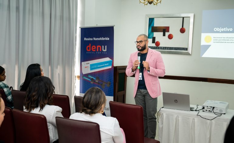 Yehisson Peñaló dicta conferencia en Educación Financiera para médicos de salud oral