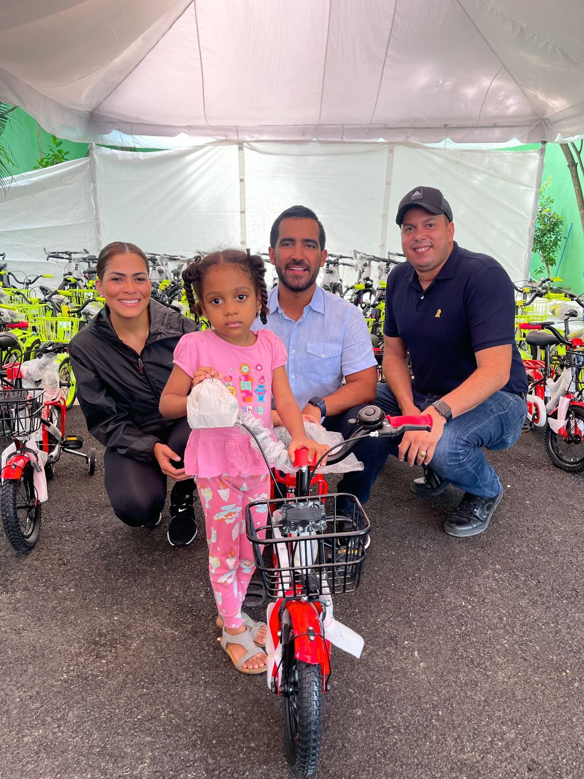 Fundación Cruz Jiminian hace donación de bicicletas a niños del Distrito Nacional