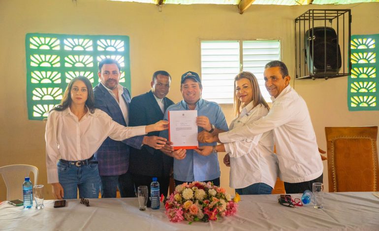 Ministro José Paliza entrega fondos para la construcción de Parroquia San Francisco Javier en Rancho Arriba