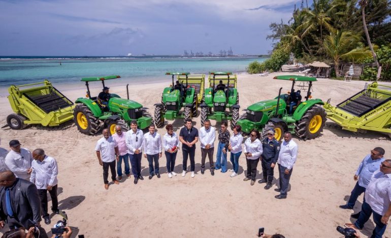 Collado entrega equipos para limpieza de playas a un costo de RD$50 millones