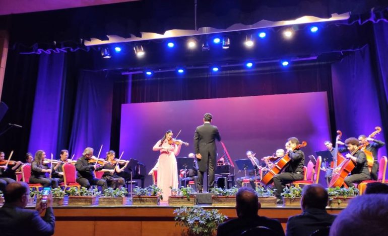 Violinista Aisha Syed encanta a Egipto en concierto de la Embajada de RD