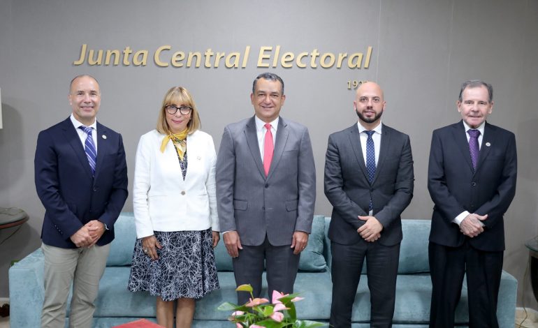 Presidente JCE se reúne con comisión OEA colaborará en procesos electorales