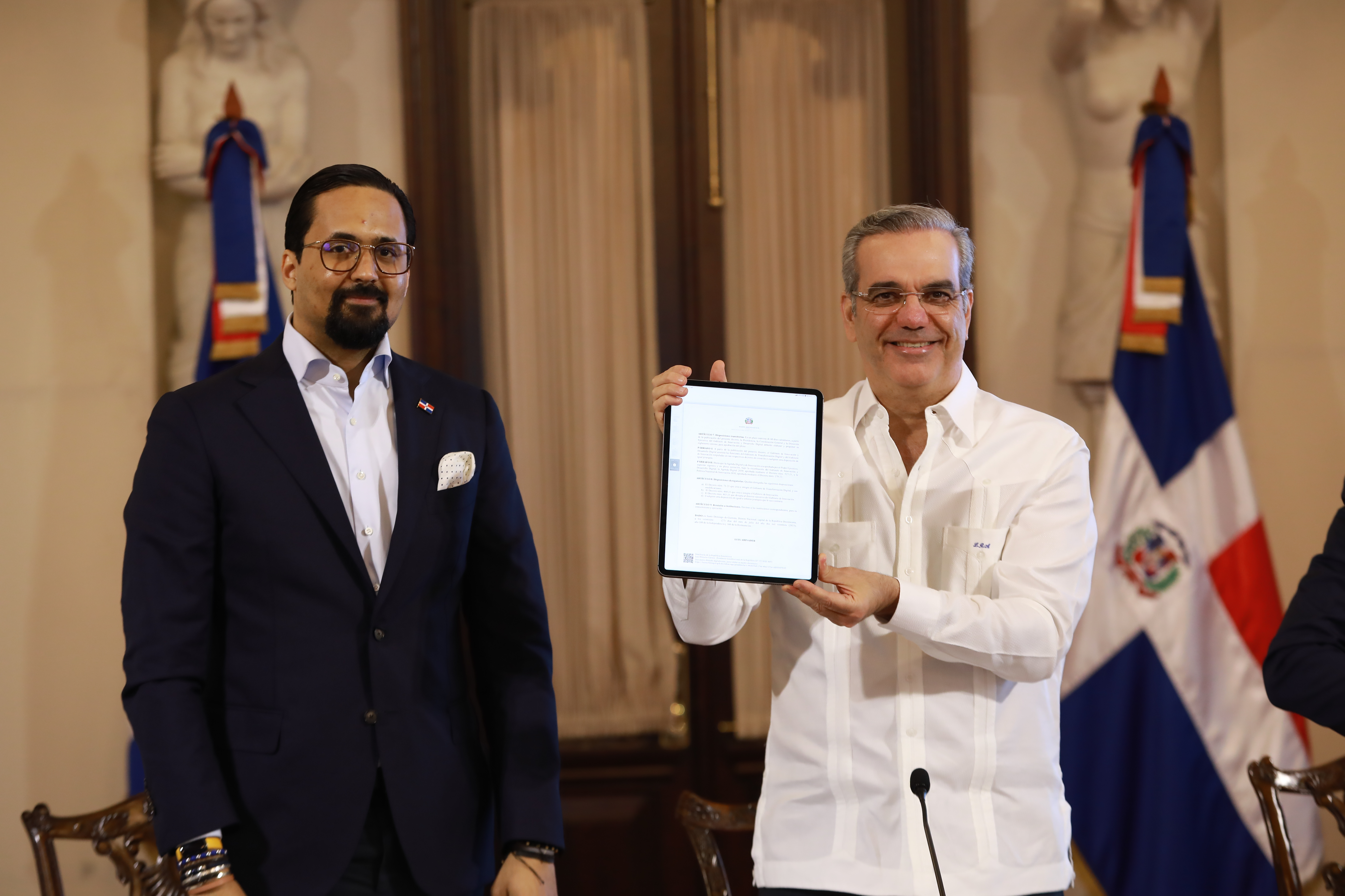 Presidente Abinader firma primer decreto manera digital
