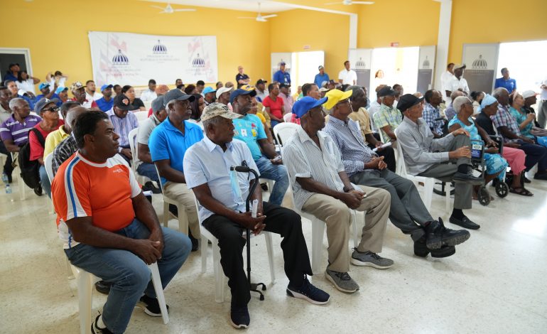 Gobierno dominicano entrega pensiones a pescadores de la provincia La Altagracia.