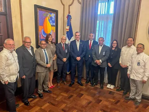  Presidente Luis Abinader recibe en Palacio Nacional una comisión de ADOPAE