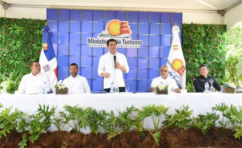  Ministro de Turismo deja iniciados trabajos en vías de Las Terrenas, Samaná