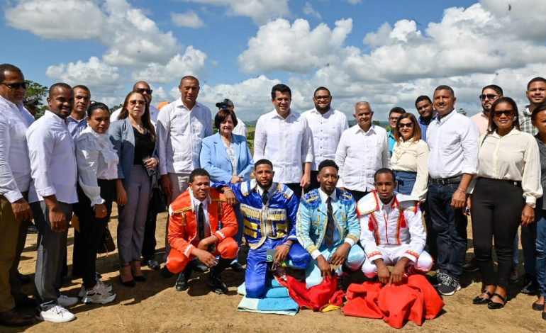  Turismo inicia construcción de plaza multiuso en Santa Cruz de El Seibo