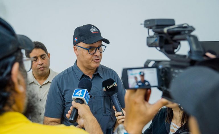 Ministro Igor Rodríguez: “Gobierno entrega miles de raciones y enseres a familias afectadas por las lluvias en Montecristi”