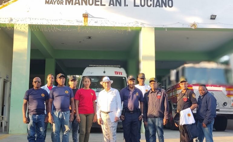 La Chivería hace donación de uniformes al cuerpo de bomberos de Yaguate
