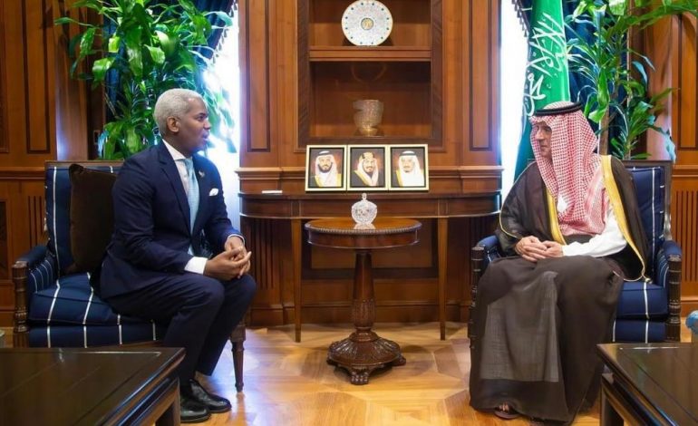  Embajador dominicano se reúne con el ministro de Estado de Asuntos Exteriores de Arabia Saudita