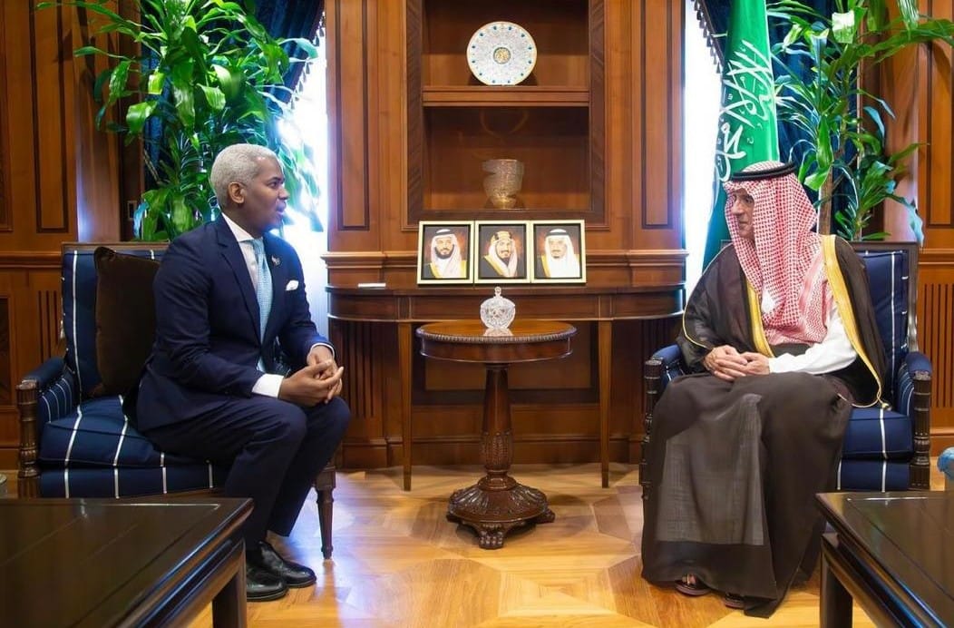 Embajador dominicano se reúne con el ministro de Estado de Asuntos Exteriores de Arabia Saudita
