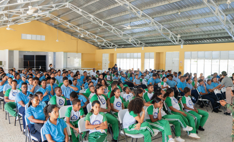  Fideicomiso VBC y la Dirección Antipandillas de la Policía Nacional imparten charlas preventivas a jóvenes de Ciudad Juan Bosch