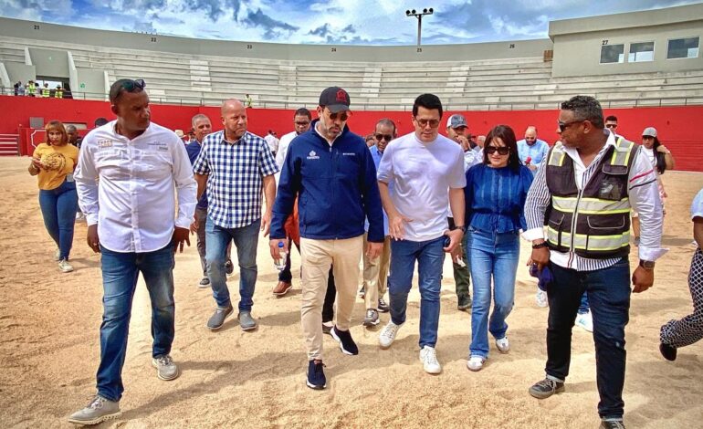 Ministro Collado supervisa trabajos en la plaza cultural seibana y anuncia será entregada en diciembre.