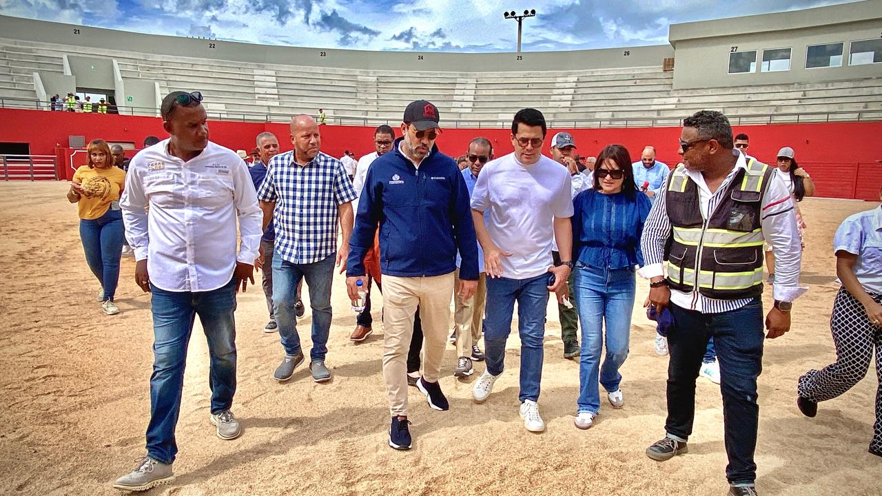 Ministro Collado supervisa trabajos en la plaza cultural seibana y anuncia será entregada en diciembre.