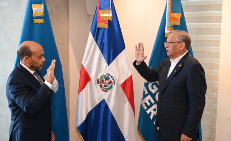 Aguilera juramenta a Luis Valdez como nuevo vicepresidente ejecutivo de Seguros Reservas