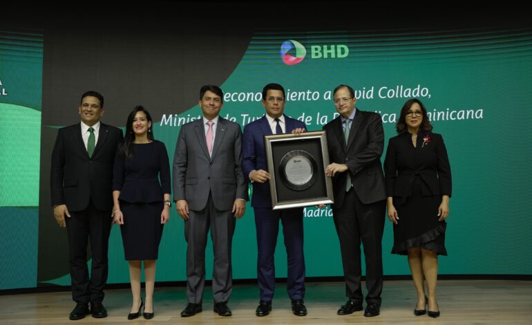  BHD reconoce en FITUR labor de ministro David Collado en favor del turismo.