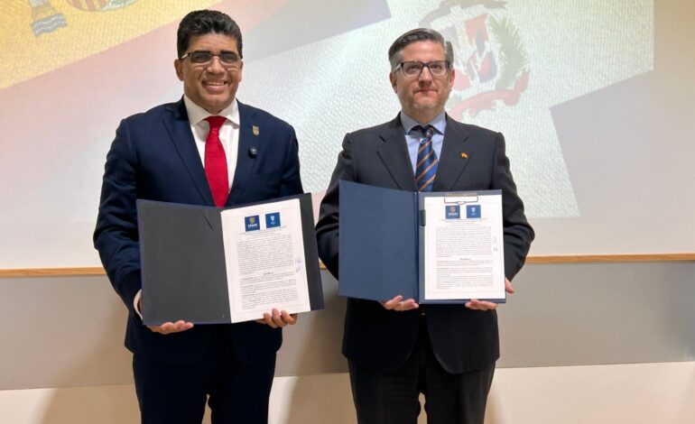  Alcalde Dio Astacio firma acuerdo con la universidad Spain Business School.