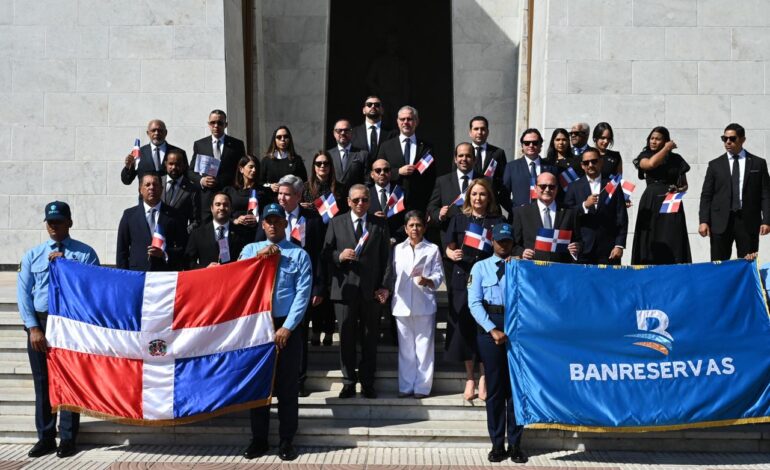 Banreservas deposita ofrenda floral en el Altar de la Patria por el 182 aniversario de la Independencia Nacional
