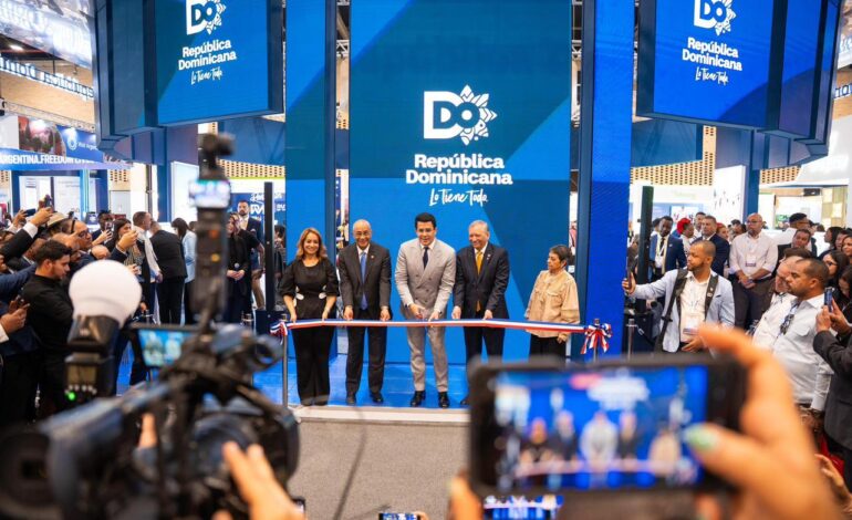 David Collado inaugura stand dominicano en feria turística de Colombia.
