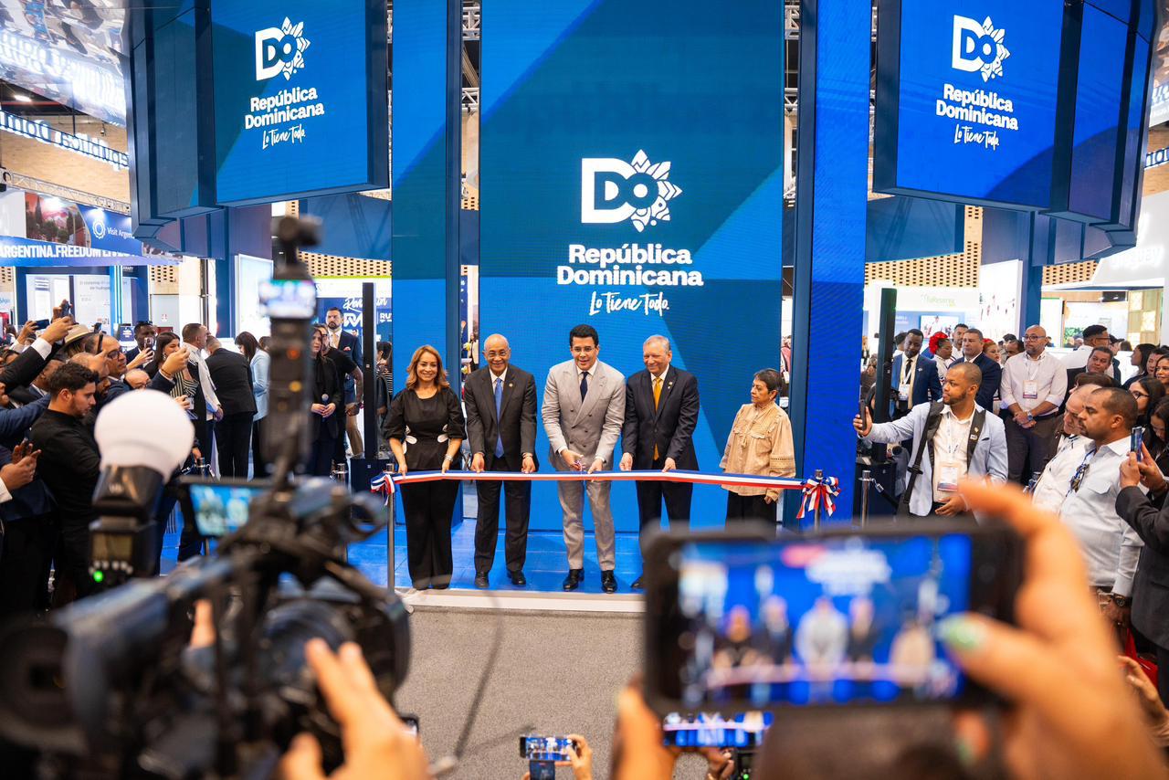 David Collado inaugura stand dominicano en feria turística de Colombia.