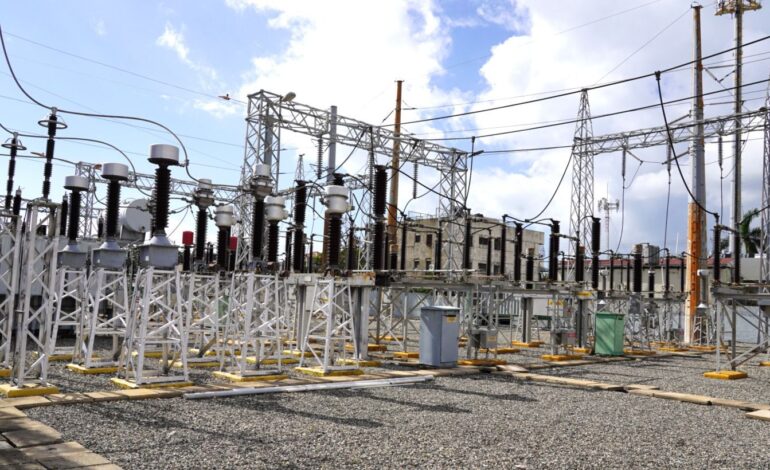 Edesur trabaja en reestablecer el servicio en varios sectores de Santo Domingo por avería