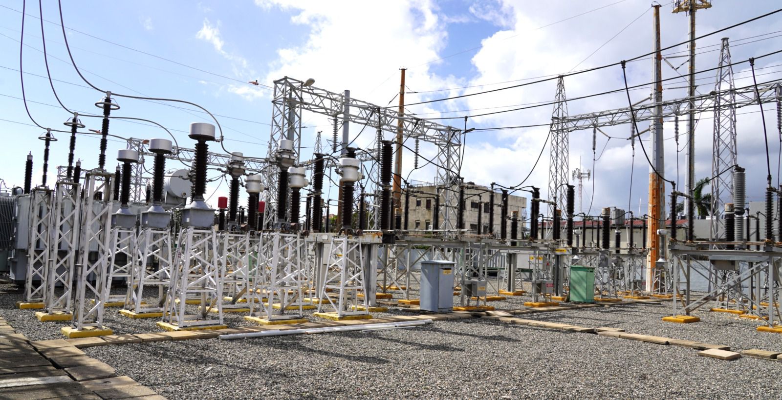 Edesur trabaja en reestablecer el servicio en varios sectores de Santo Domingo por avería