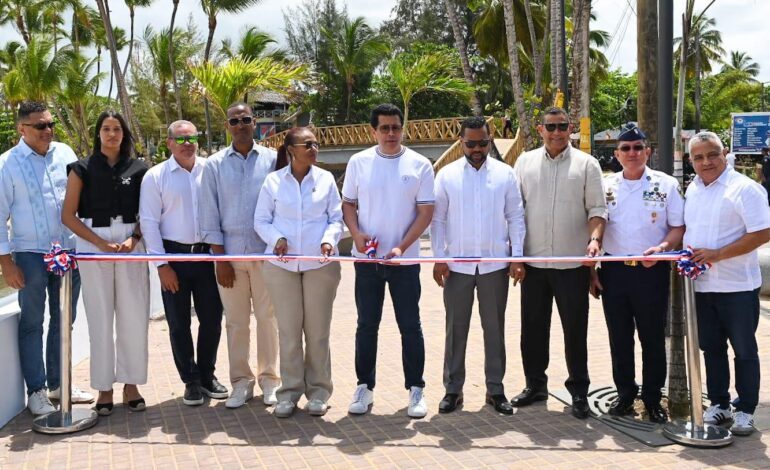Ministro Collado entrega nueva pasarela peatonal en Las Terrenas