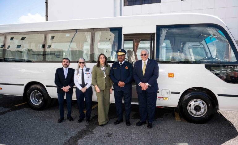 Banreservas dona minibús al Cuerpo de Bomberos del Distrito Nacional Santo