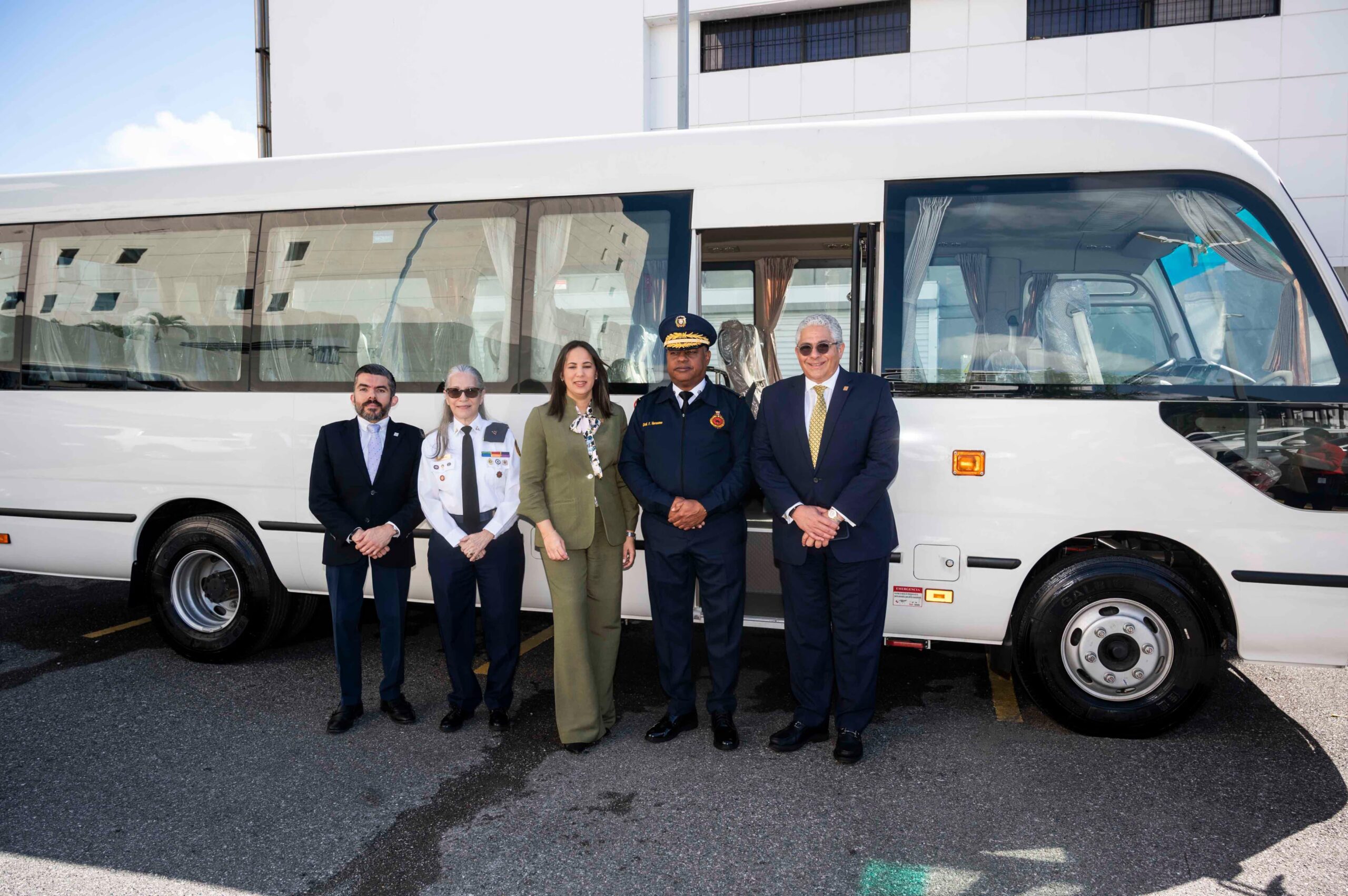 Banreservas dona minibús al Cuerpo de Bomberos del Distrito Nacional Santo
