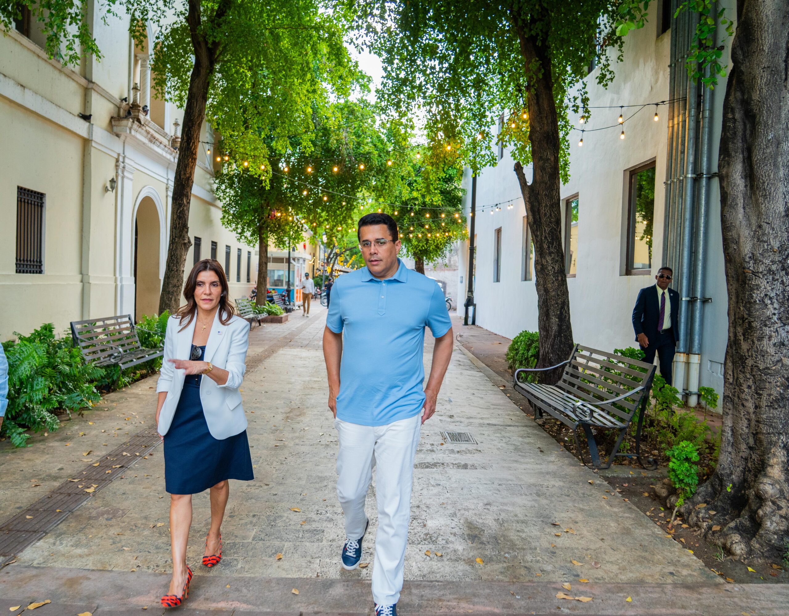 Ministro de Turismo y embajadora de USA recorren la Ciudad Colonial.