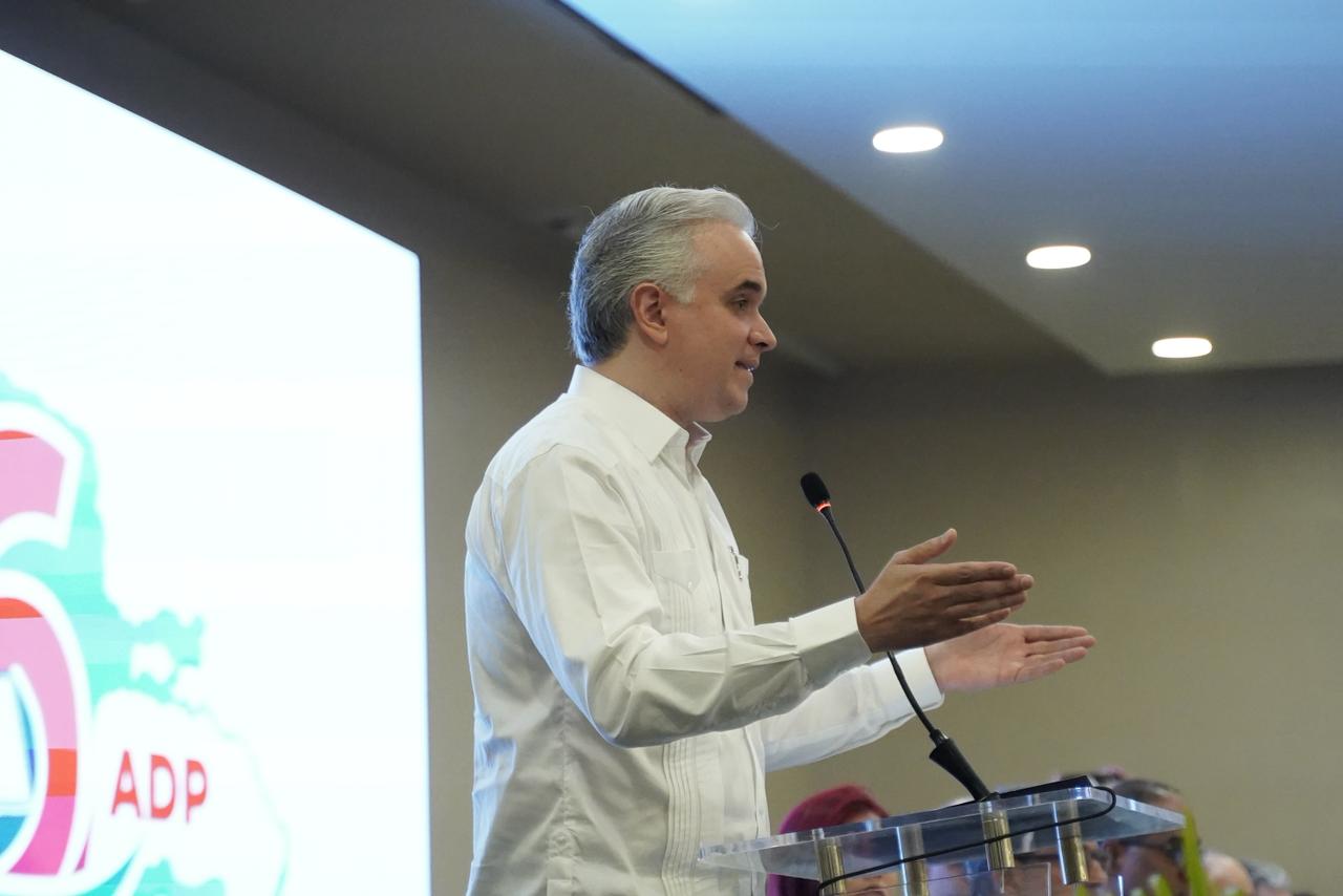 Luis Miguel De Camps reafirma compromiso con el magisterio y llama a garantizar la continuidad educativa durante congreso de la ADP