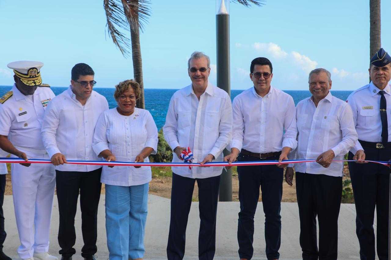 Presidente Abinader y ministro Collado inauguran segunda etapa del malecón de Santo Domingo Este.