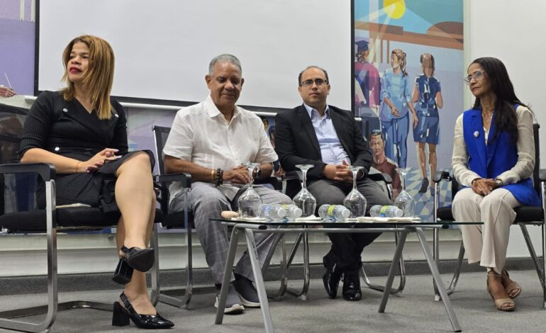 UASD celebra conversatorio con el escritor Gustavo Olivo Peña